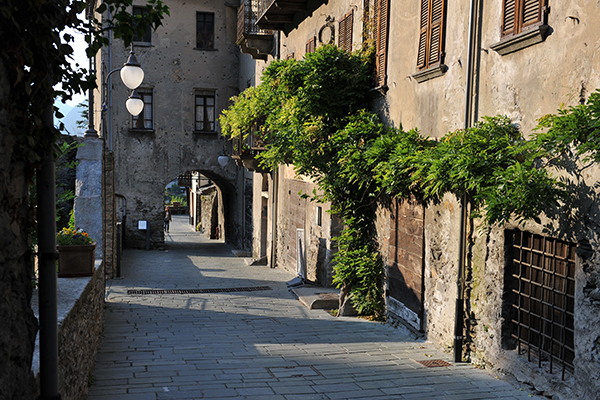 La strada principale del borgo di Bard. (Foto: Massimo Mormile)