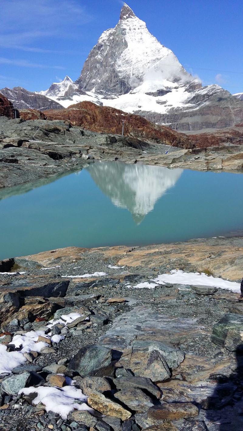 Il Cervino si specchia in un laghetto alpino (Foto: Renato Romano).