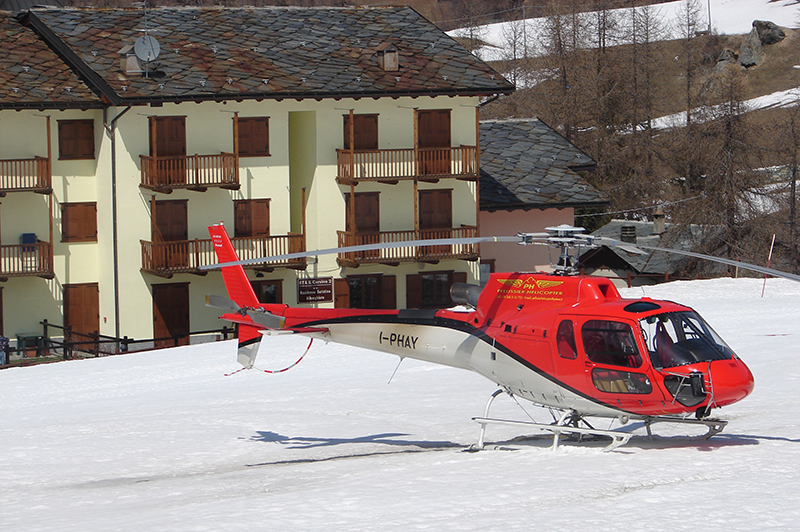 L'elicottero del soccorso alpino davanti al Residence. (Foto: Stefano Gorret)
