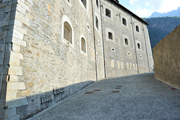 Uno dei tanti edifici monumentali che compongono la fortezza. (Foto: Massimo Mormile)
